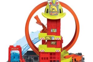 Hot Wheels Çember Pistli İftaiye İstasyonu 1 oyuncak araba ve süper çemberli itfaiye istasyonu içeren Hot Wheels™ Şehri Çember Pistli İftaiye İstasyonu HKX41