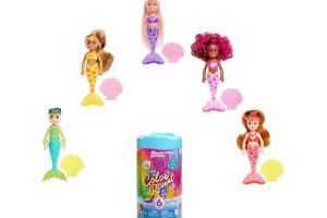 🛍️ Barbie Color Reveal   Renk Değiştiren Sürpriz Chelsea Gökkuşağı Deniz Kızı Bebekler, 6 sürpriz içerir, suyla temas bebeğin görünümünü ve kuyruk rengini değiştirir, 3 yaş ve üzeri HDN75