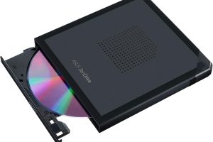 🛍 ASUSK ASUS ZenDrive V1M (SDRW-08V1M-U) harici DVD sürücü ve yazıcı (entegre kablo depolama tasarımı, USB-C arayüzü, Windows 11 ve MacOS, M-Disc ile uyumlu) 90DD02L0-M29000