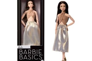 🛍️ Mattel Barbie Basics eklemleri bükülebilen koleksiyona uygun sarı saçlı bebek, beyaz baskılı pantolon ve standart kalıp kıyafetler, 7 numara, JJX25