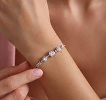 NEREZE 925 Ayar Gümüş Rodyum Kaplama Ayarlanabilir Asansörlü Üçtaş Model Bileklik — %30 İndirim | Amazon TR Fırsatı