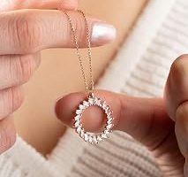 NEREZE 925 Ayar Gümüş Mekik Taşlı Rose Daire Tasarım Kolye — %30 İndirim | Amazon TR Fırsatı
