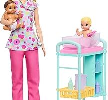 Barbie Kariyer Bebekleri çocuk doktoru oyun seti, üniforma giyen sarışın Barbie bebek, 2 bebek figürü, muayene masası ve aksesuarlar, JMK12 — %22 İndirim | Amazon TR Fırsatı