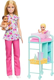 Barbie Kariyer Bebekleri çocuk doktoru oyun seti, üniforma giyen sarışın Barbie bebek, 2 bebek figürü, muayene masası ve aksesuarlar, JMK12