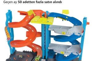Hot Wheels® Heyecanlı Yarış Kulesi | Araç ve parça seti ölçekli 1:64, 2 oyun modu, tek veya çift yarış, HKX43