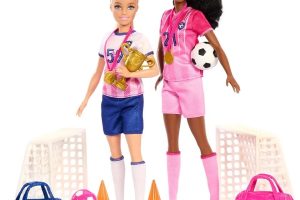 Barbie kariyer bebekleri ve 15 aksesuar, Barbie ‘Brooklyn’ ile sarı saçlı ve minyon bebek, 2 kale, 2 top ve daha fazlasıyla Futbolcu Bebekler oyun seti, HRG88