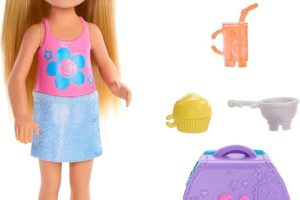 🚨 Barbie Chelsea Aile ve Dostlar Kapkek Pişirme Çantası, sarışın Chelsea bebek, pişirme temalı aksesuarla ile takılabilir sırt çantası, JBF46