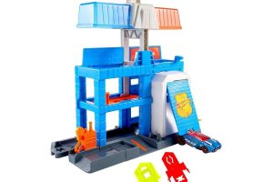 🛍️ Hot Wheels Oyuncak Araba Parça Seti, Şehir Şehir Merkezi Polis Kulesi Playset ve 1:64 Ölçekli Döküm Polis Aracı, 3 Seviyeye Genişler, Hız Yapış Parça Sistemi