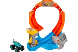 🛍️ Hot Wheels®Monster Trucks Dönen Corkscrew Shark Çarpışması