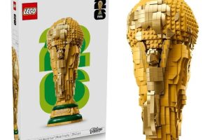 LEGO Editions FIFA Dünya Kupası Resmi Kupa 43020 | 12 Yaş ve Üzeri Çocuklar için 2 İnsan Figürü ve Levha İçeren Dekoratif Oyuncak Yapım Seti, Hediye